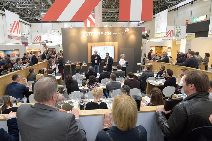 2019 erstmals angeboten, fanden die Masterclasses am ÖWM Stand (hier mit Stephan Reinhardt und Gerhard Retter) sehr großen Anklang. © ÖWM/Meyer