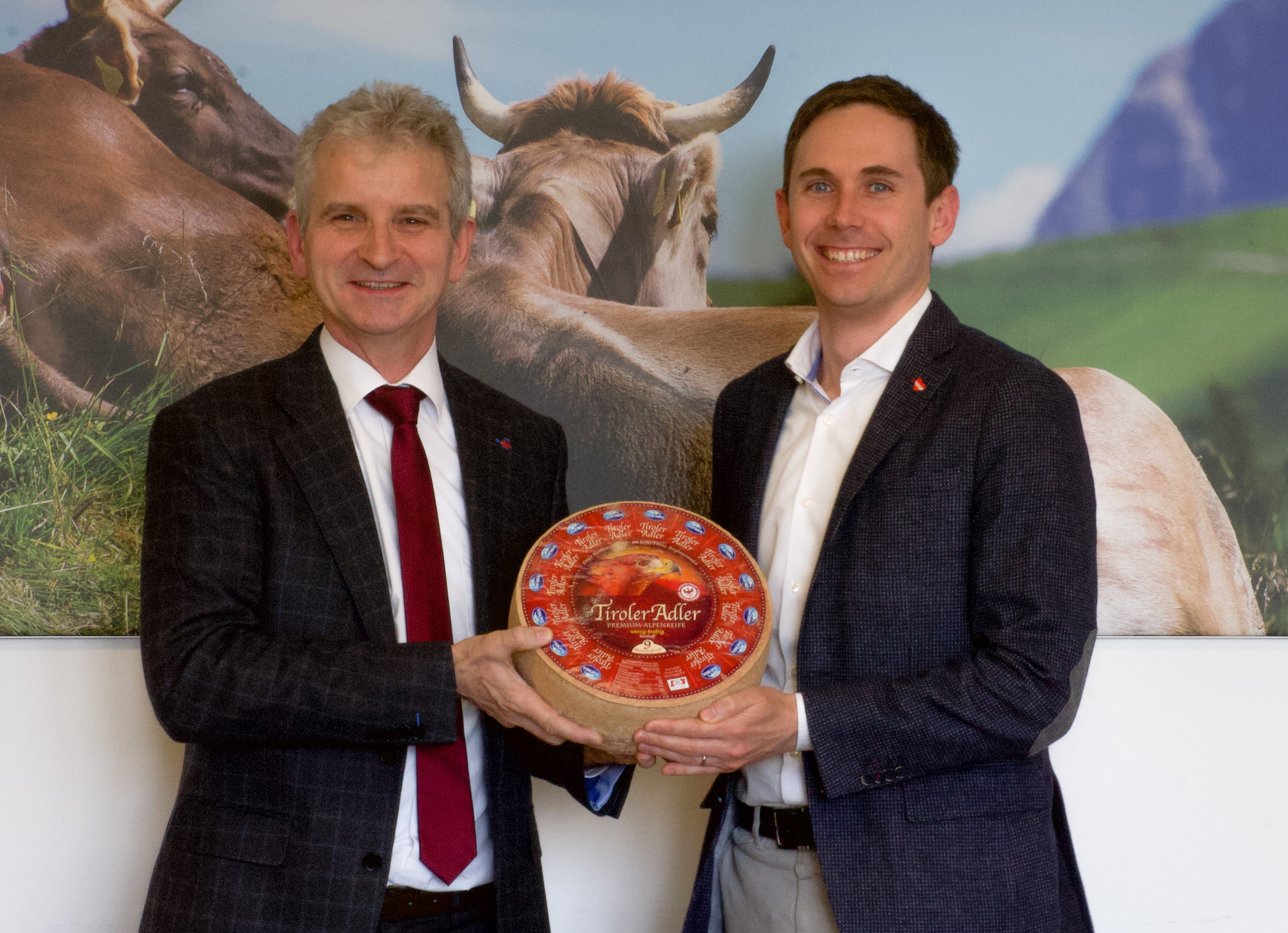 Berglandmilch Geschäftsführer DI Josef Braunshofer (li) und Alessandro Wolf, Vorsitzender der Geschäftsleitung von Lidl Österreich