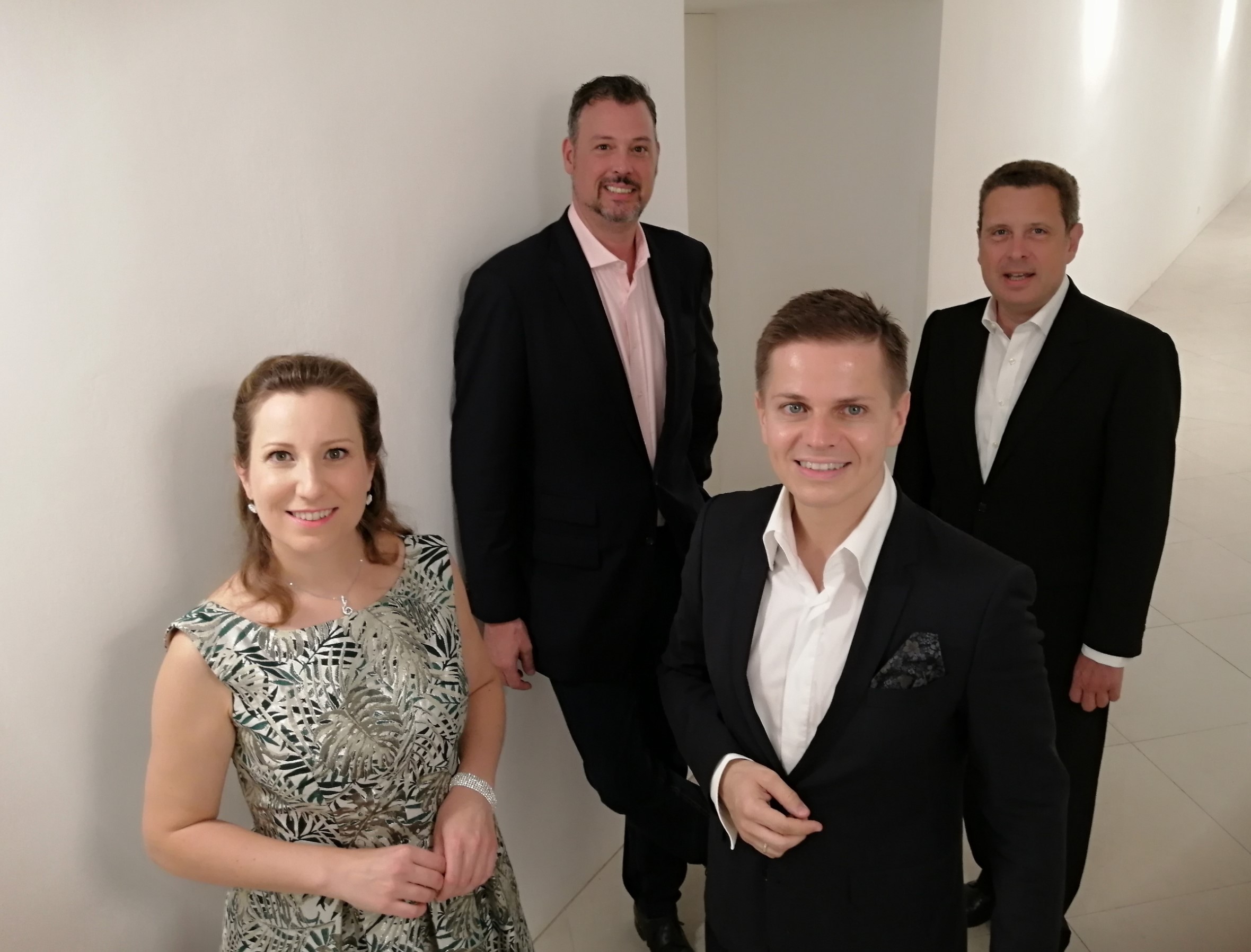 Vergnügliche Premiere mit Sopranistin Simona Eisinger, Veranstalter Peter Hosek, Bariton Havlicek und Mastro Guido Mancusi (künstlerischer Leiter des Orchesters)
