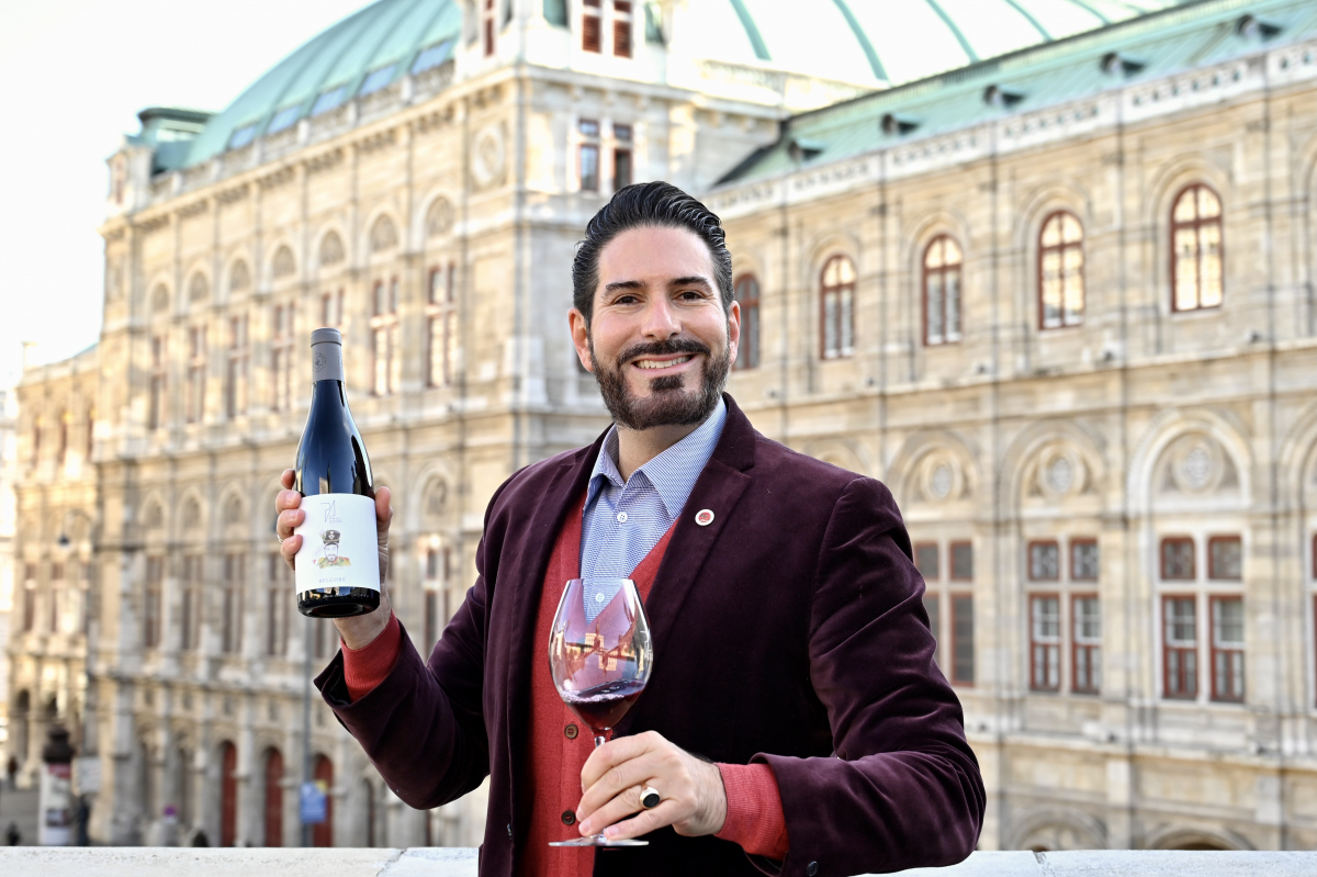 Clemens Unterreiner mit seinem dritten OpernWein © Hilfstöne